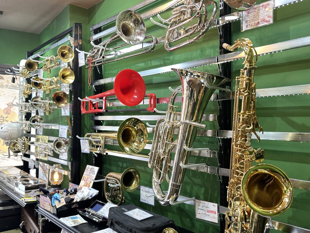 楽器王 西巣鴨の店内に並ぶトランペット・トロンボーン・サックス・ユーフォニアムなどの管楽器