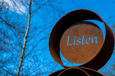 「Listen」と書かれた金属製のオブジェ